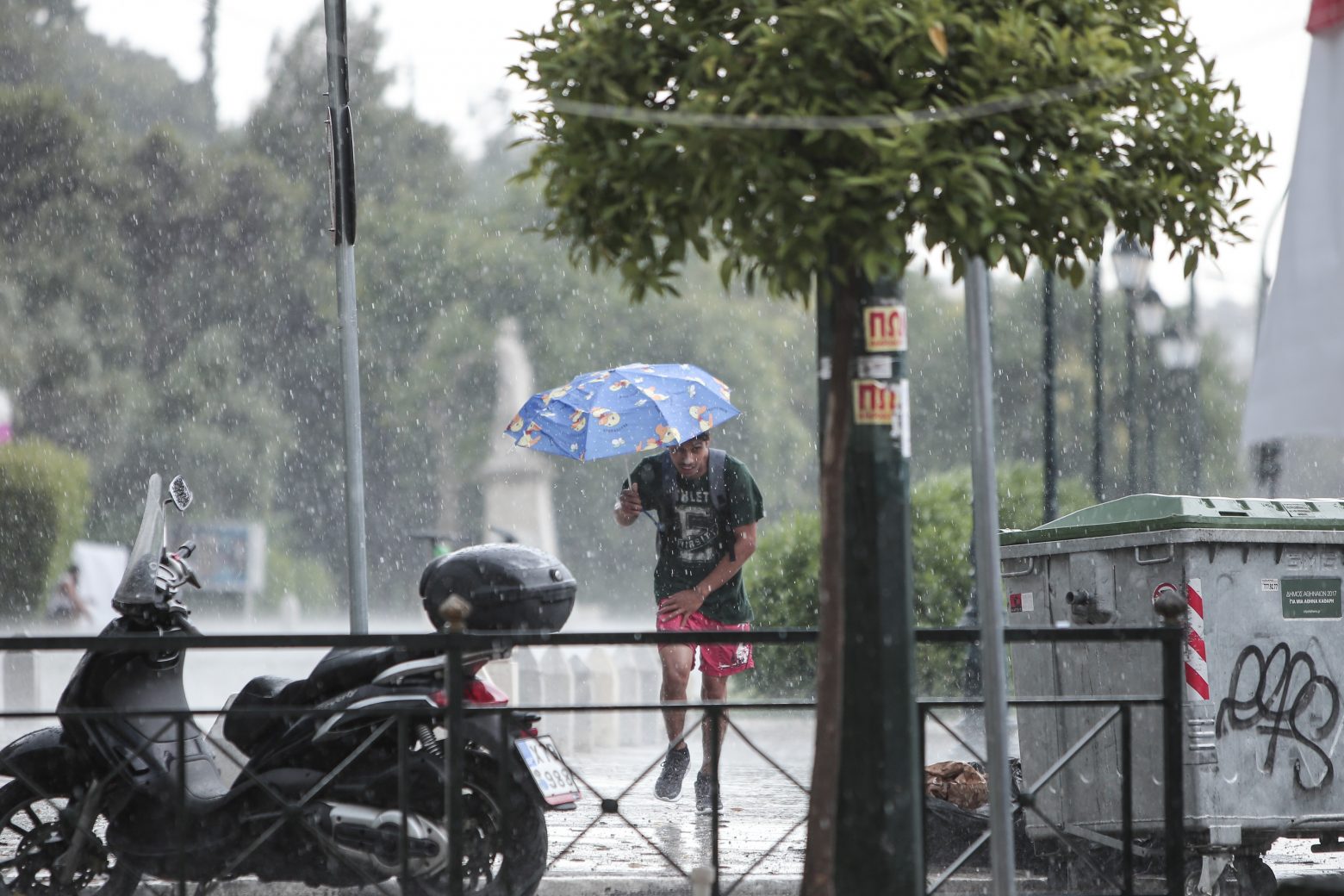 Άστατος καιρός με βροχές τη Δευτέρα: Δείτε πού θα σημειωθούν