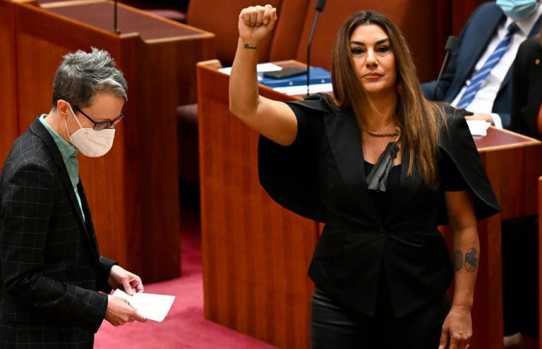 Αυστραλία: «Αποικιοκράτισσα» αποκάλεσε τη βασίλισσα Ελισάβετ αυτόχθων γερουσιαστής κατά την ορκωμοσία της