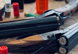 Κόρινθος: Σοκ με τον 11χρονο που πυροβόλησε με καραμπίνα την 9χρονη αδερφή του – Το χρονικό