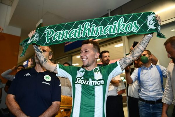 Έφτασε στην Αθήνα ο Μπερνάρντ – Φορούσε φανέλα Παναθηναϊκού με το νούμερο 10