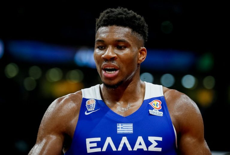 Ο Γιάννης έδωσε το χέρι του σε πιτσιρικά και εκείνος «τρελάθηκε»