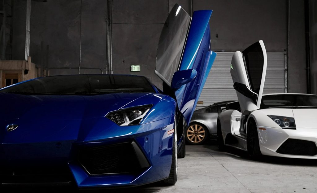 Φινλανδία: Porsches και Bentleys με ρωσικές πινακίδες κατακλύζουν το αεροδρόμιο του Ελσίνκι