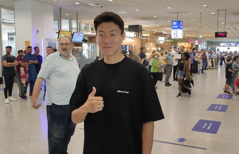 Έφτασε στην Αθήνα ο Ουί-Τζο Χουάνγκ - «Ανυπομονώ να παίξω με τον Ολυμπιακό»