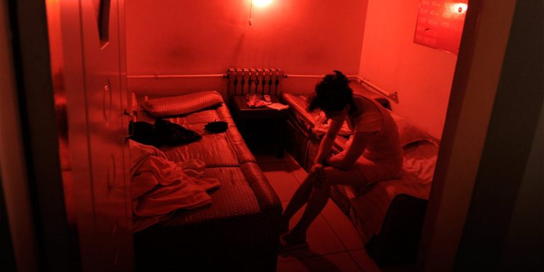 Κατεχόμενα: Τους τάζουν σπουδές και τις σπρώχνουν στην πορνεία – Πώς λειτουργεί το κύκλωμα