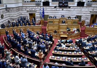 Υποκλοπές: Μετωπική Μητσοτάκη-Τσίπρα στη Βουλή: «Καταθέστε πρόταση δυσπιστίας – Έχετε τη δυσπιστία του λαού»