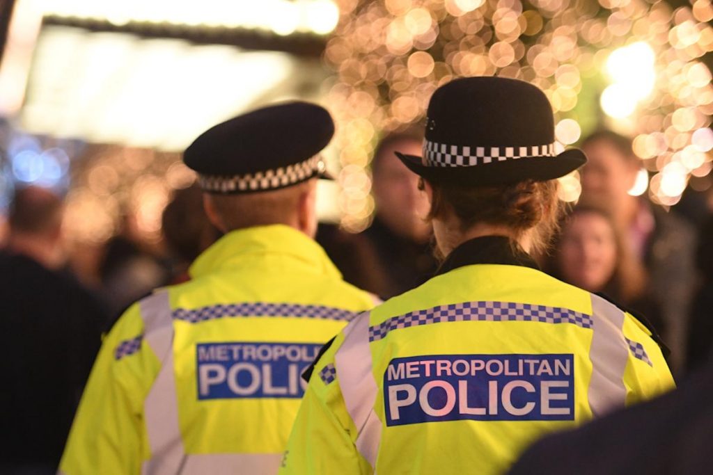 Βρετανία: Αστυνομικοί εξαναγκάζουν εφήβους να γδυθούν στο πλαίσιο σωματικής έρευνας