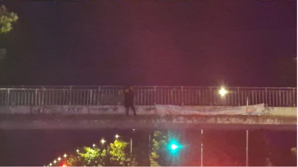 Θεσσαλονίκη: Νεαρός απειλούσε ότι θα πηδήξει από γέφυρα στην παραλιακή