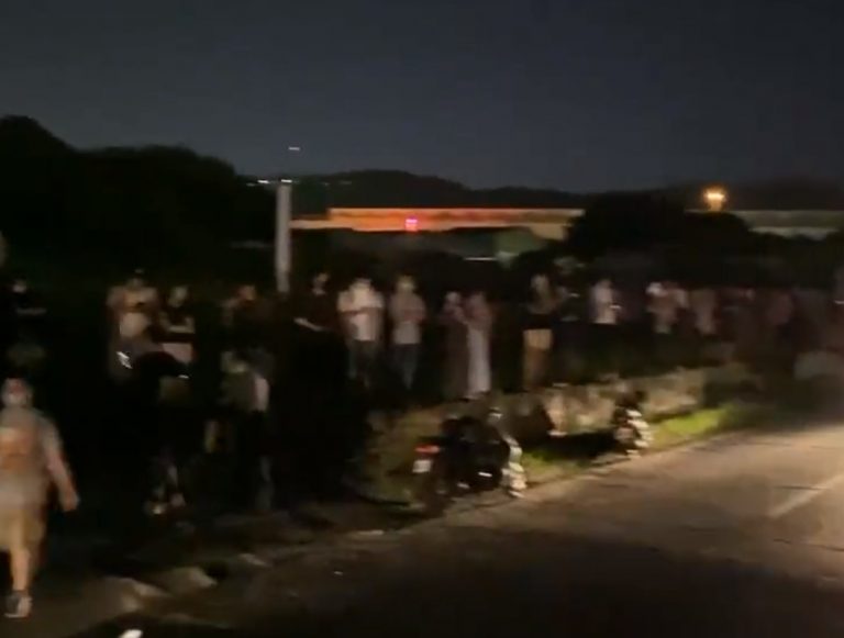 Ταϊβάν: Κόσμος έξω από το αεροδρόμιο της Ταϊπέι περιμένει την Νάνσι Πελόζι