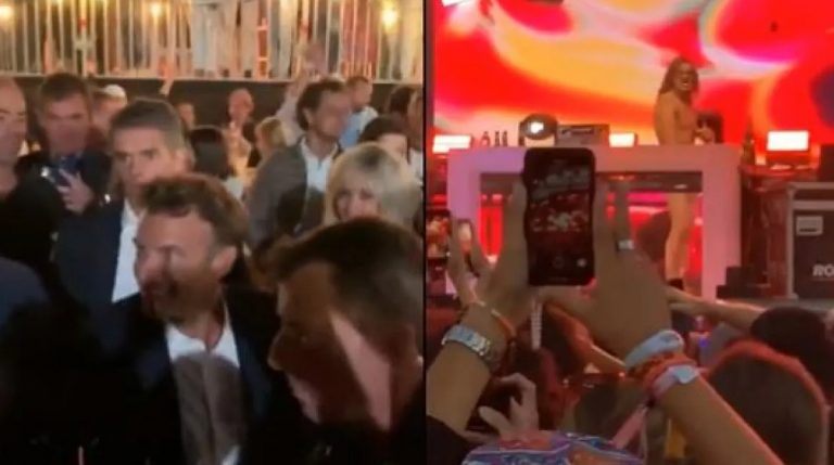 Εμανουέλ Μακρόν: Καλλιτέχνης βρίζει χυδαία τον γάλλο πρόεδρο από τη σκηνή