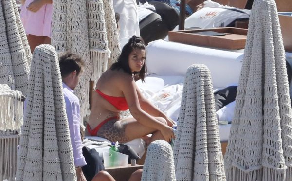 Ελέτρα Λαμποργκίνι: Στη Μύκονο η χρυσή κληρονόμος – Άναψε «φωτιές» με τις σέξι πόζες της