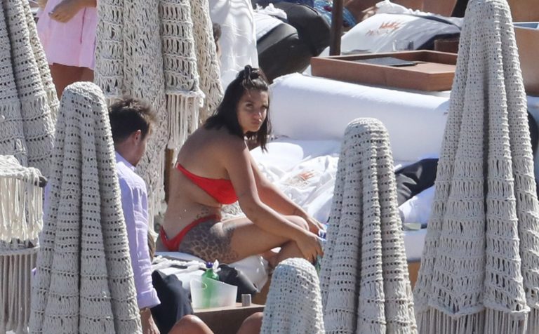 Ελέτρα Λαμποργκίνι: Στη Μύκονο η χρυσή κληρονόμος – Άναψε «φωτιές» με τις σέξι πόζες της
