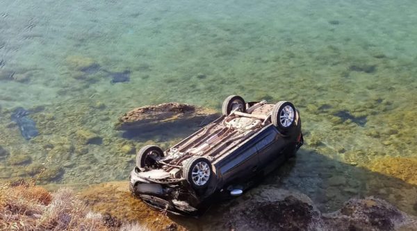 Βραυρώνα: Άφησαν το αυτοκίνητο να πάνε για μπάνιο και το βρήκαν στη θάλασσα