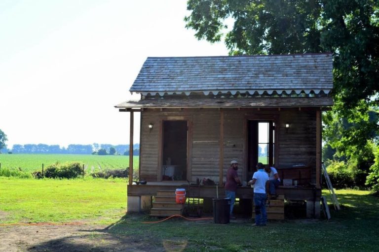 ΗΠΑ: Νοίκιαζαν στο Airbnb μια καλύβα σκλάβων του 1830 – Η πλατφόρμα ζήτησε συγνώμη