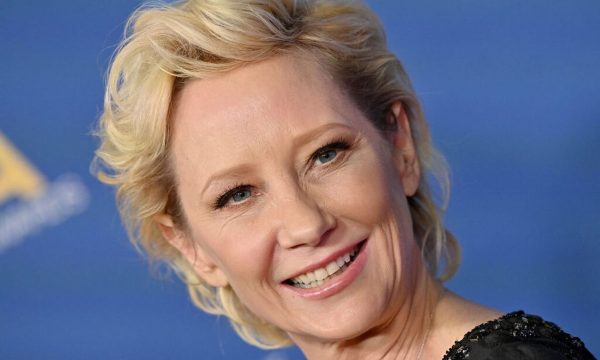 Ανν Χεκ: Η τιμή του βιβλίου με τα απομνημονεύματά της έχει εκτοξευτεί μετά τον θάνατό της