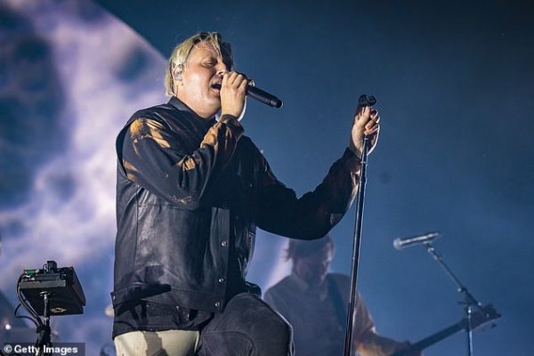 Πασίγνωστος τραγουδιστής κατηγορείται για σεξουαλικές παρενοχλήσεις – Γυναίκα έκανε απόπειρα αυτοκτονίας