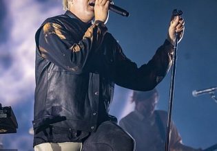 Πασίγνωστος τραγουδιστής κατηγορείται για σεξουαλικές παρενοχλήσεις – Γυναίκα έκανε απόπειρα αυτοκτονίας