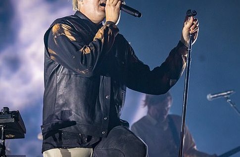 Πασίγνωστος τραγουδιστής κατηγορείται για σεξουαλικές παρενοχλήσεις – Γυναίκα έκανε απόπειρα αυτοκτονίας