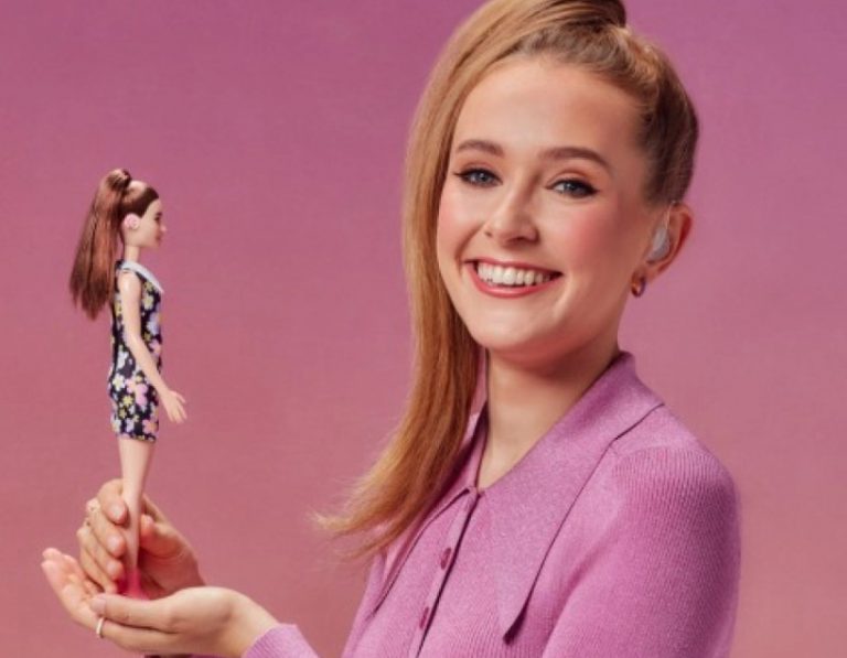 Η Rose Ayling-Ellis και η Barbie δημιούργησαν την πρώτη κούκλα με ακουστικά βαρηκοΐας