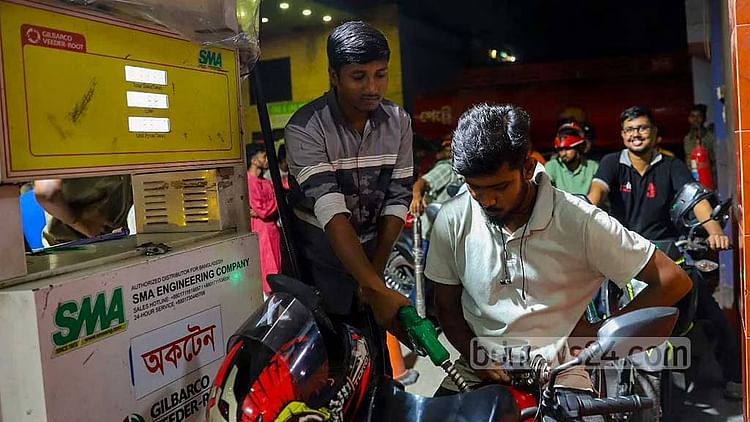 Μπαγκλαντές: Ουρές σε πρατήρια καυσίμων λίγες ώρες πριν από τη δραστική αύξηση των τιμών