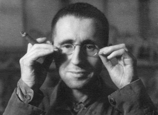 Μπέρτολτ Μπρέχτ: «Η ανθρώπινη βλακεία είναι ακατανίκητη, κυριολεκτικά»