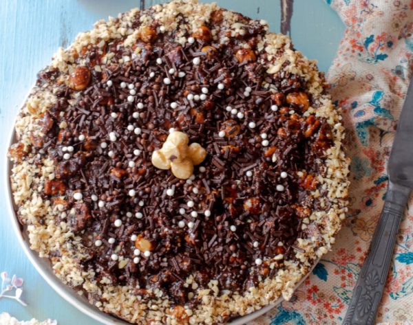 Λαχταριστό κέικ με σοκολάτα και φουντούκια χωρίς ψήσιμο