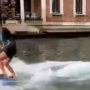 Βενετία: Τουρίστες έκαναν σερφ στο Μεγάλο Κανάλι [video]