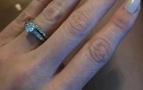 ΗΠΑ: Έχασε το δαχτυλίδι της προγιαγιάς της στη θάλασσα και το βρήκε λίγες ημέρες αργότερα