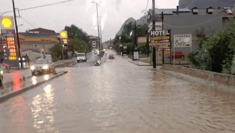 Καλαμπάκα: Βυθίστηκε στο νερό η πόλη μετά την σφοδρή βροχόπτωση