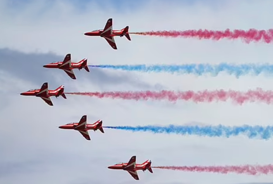 Βρετανία: Γιατί η RAF θέλει να διαλύσει τα περίφημα «Κόκκινα βέλη»