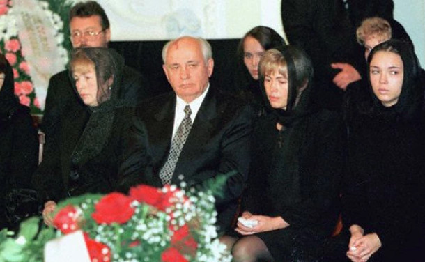 Όταν Μιχαήλ Γκορμπατσόφ αντίκρισε στο φέρετρο την σύζυγό του Ραΐσα - Δεν το ξεπέρασε ποτέ