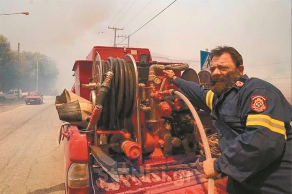 Ιερείς εθελοντές: Αφήνουν το θυμιατό και πιάνουν τη μάνικα