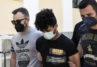 Περιστέρι: «Αδειάζει» τον 20χρονο γυναικοκτόνο ο αδερφός του – Τι του ζήτησε