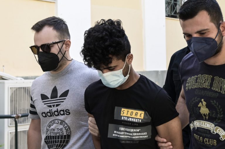 Περιστέρι: «Αδειάζει» τον 20χρονο γυναικοκτόνο ο αδερφός του – Τι του ζήτησε