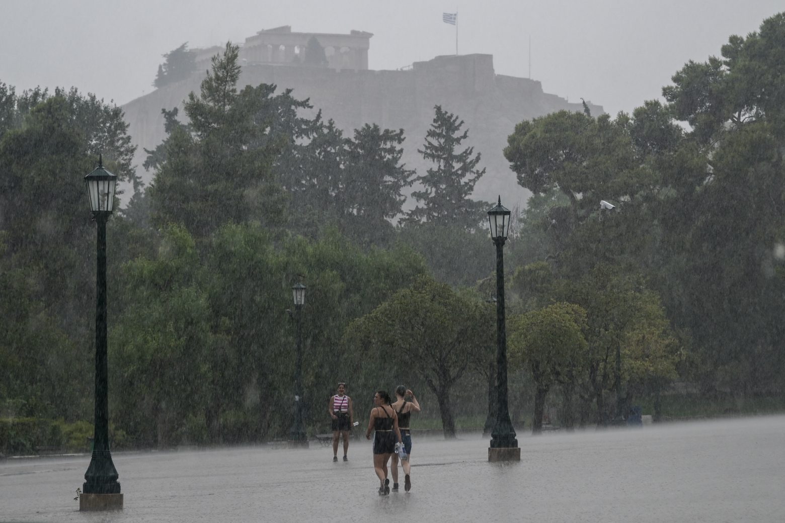 Καιρός: Πέμπτη ημέρα με καταιγίδες στην Αττική - Πού βρέχει τώρα