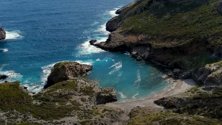 Πόρτες: Η παραλία της Εύβοιας που «κλείνει» στα μανιασμένα κύματα του Αιγαίου