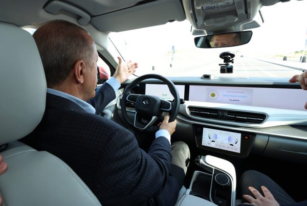 Ο Ερντογάν δοκιμάζει το πρώτο ηλεκτρικό αυτοκίνητο τουρκικής κατασκευής