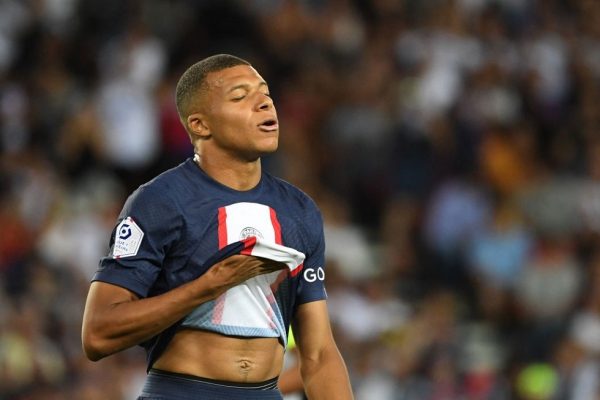 Ο Εμπαπέ δεν δείχνει να σέβεται Μέσι και Νεϊμάρ (vids)