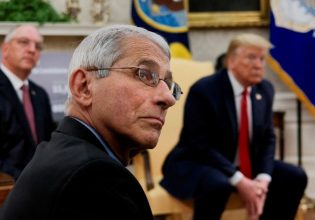 ΗΠΑ: Το μακρόσυρτο «αντίο» του Δρ. Φάουτσι και η βαριά «σκιά» του Τραμπ