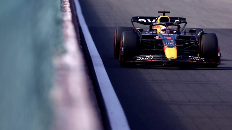 Κάνει πλάκα ο Φερστάπεν και αγγίζει το δεύτερο σερί πρωτάθλημα