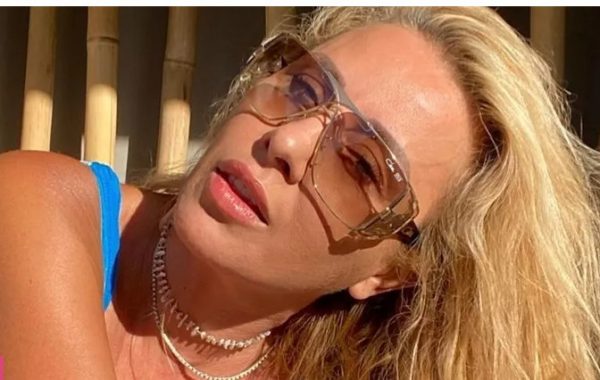 Γωγώ Μαστροκώστα: Η σπάνια βραδινή έξοδος με την πανύψηλη κόρη της, Βικτώρια Δέλλα