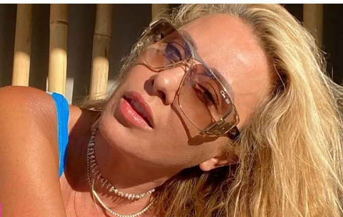 Γωγώ Μαστροκώστα: Η σπάνια βραδινή έξοδος με την πανύψηλη κόρη της, Βικτώρια Δέλλα