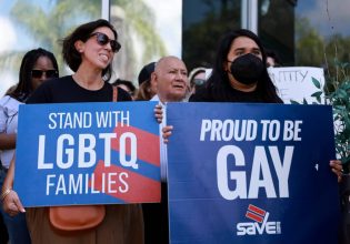 ΗΠΑ: Χριστιανικό σχολείο έδιωξε ένα 5 χρόνο κοριτσάκι επειδή είχε δύο μαμάδες – «Δεν ταιριάζει εδώ»