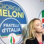 Ιταλία: Η Μελόνι διατηρεί τη «νεοφασιστική φλόγα» στο σύμβολο του FdI