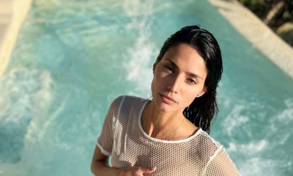 Ηλιάνα Παπαγεωργίου: Ποζάρει με διχτυωτό μπλουζάκι και… μας τα δείχνει όλα