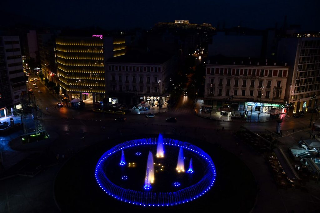 Στα χρώματα της Ουκρανίας το σιντριβάνι της Ομόνοιας ως φόρος τιμής στην επέτειο ανεξαρτησίας της χώρας
