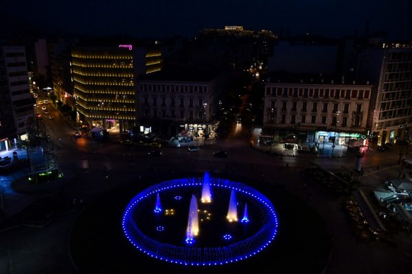 Στα χρώματα της Ουκρανίας το σιντριβάνι της Ομόνοιας ως φόρος τιμής στην επέτειο ανεξαρτησίας της χώρας