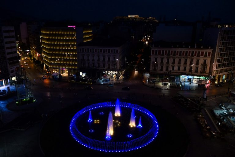 Στα χρώματα της Ουκρανίας το σιντριβάνι της Ομόνοιας ως φόρος τιμής στην επέτειο ανεξαρτησίας της χώρας