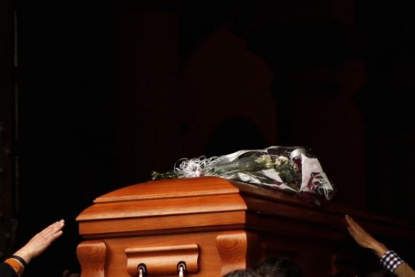 Πεθαμένη «μίλησε» στην κηδεία της και «απάντησε» σε ερωτήσεις συγγενών