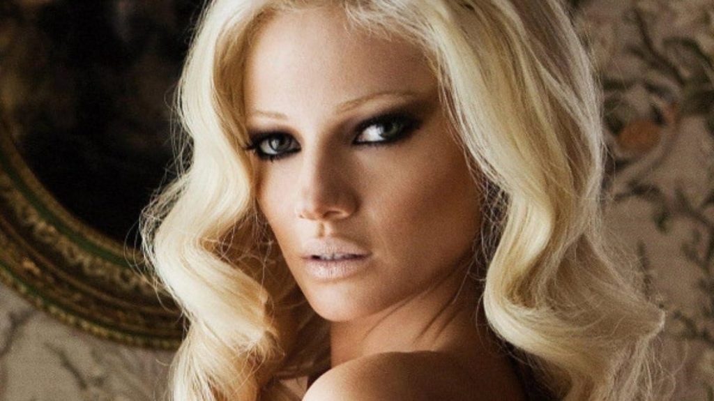 Μόνο με το κάτω εσώρουχο – H Τζούλια Αλεξανδράτου γιορτάζει τον 4ο μήνα εγκυμοσύνης της