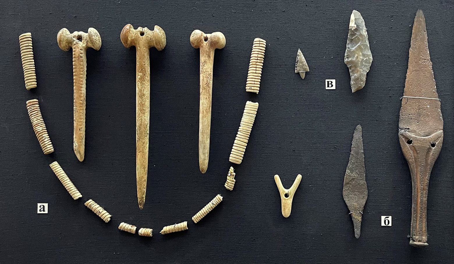 Μπρούτζινα εγχειρίδια, αιχμές βέλους και άλλα αντικείμενα Γιαμνάγια στο Αρχαιολογικό Μουσείο Κιέβου